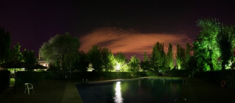 Panorama bei Nacht vom Pool